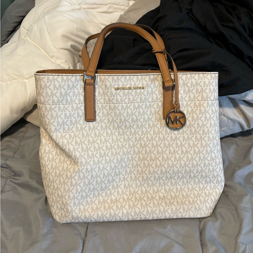 Like new authentic michael kors bag